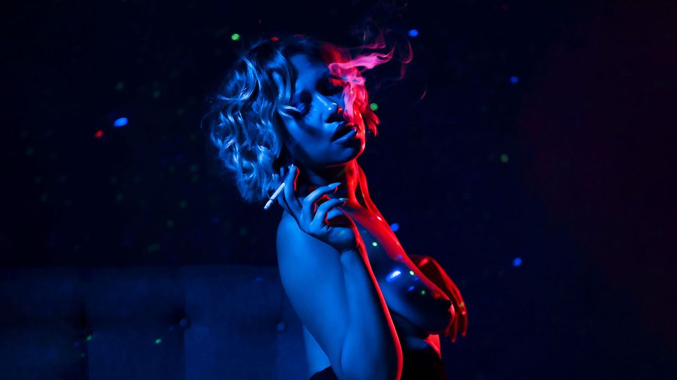 Z2FiaSBnb2xkIGxhc2VyLWZvY3VzZWQgb24gY29jaw==