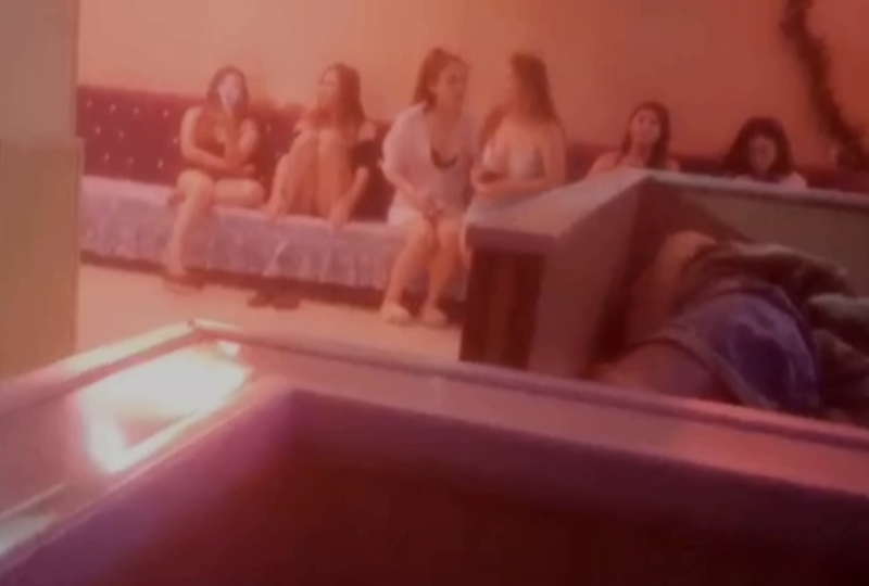 5p+Q5Lya5omA5aSn5Y6F5ri46I2h5pqX5ouN5pCt6K6q77yM5oyR5LqG5Lik5Liq5bCP5aeQ5LiK6ZKfIQ==