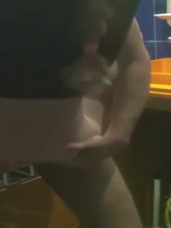 57uZ5Zyo5rSX5omL6Ze055qE5aWz5Y+L5LiA5Liq5o6q5omL5LiN5Y+KIQ==