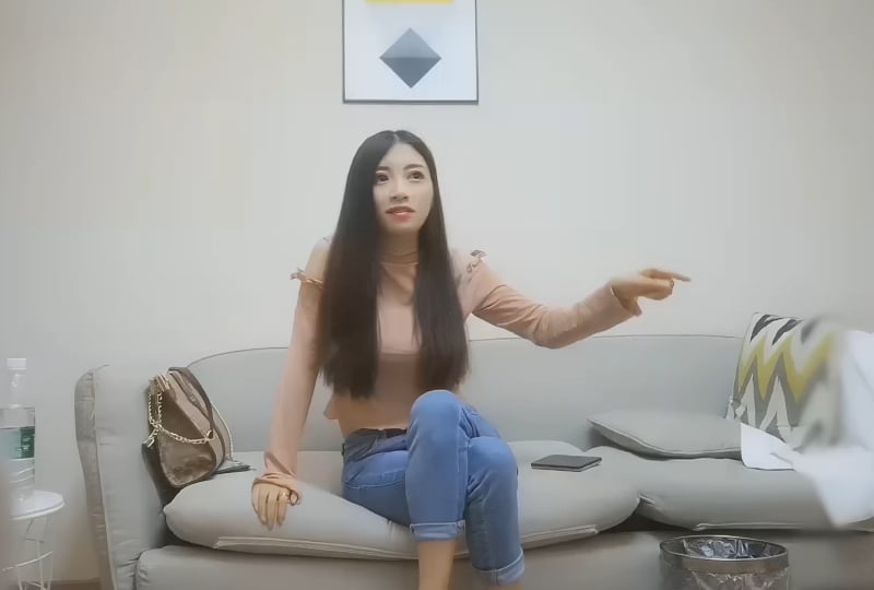 57qm5LqG5Liq54mb5LuU6KOk5aa55a2Q77yM6L+R6Led56a754m55YaZ5o6w56m05qSF5a2Q5LiK6Leq552A54yb5pON