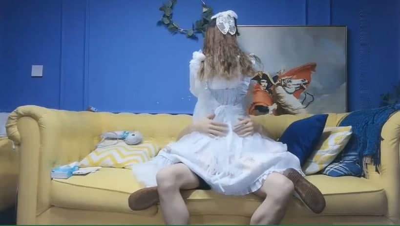 5oeC5oOF6Laj55qE5aWz5a2Q6LW057qm77yM5omu5ryUPGVtPuiQneiOiTwvZW0+5LiK5L2N54yb5pGH