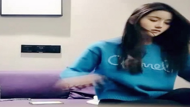 5Zyo5a2m5qCh6IKv5a6a5bGe5LqO5LiA57qn5qCh6Iqx55qE5aSW5Zu05aWz56We77yM6ZW/5b6X5aSq5riF57qv5LqG5ZKM5qyn6Ziz5aic5aic5LiA5qC3576O77yM6K+06K+d5aOw6Z+z5Zey6YeM5Zey5rCU55qE77yM5ZCE56eN5YGa