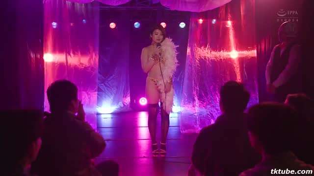 SlVRLTc3NiDlnKjohKvooaPoiJ7liofpmaLot7PoiJ7nmoTlt7LlqZrlqablpbPmirzlt53lsKTph4w=